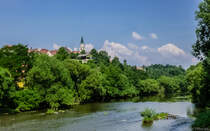 Oberhalb des westlichen Naabufers befindet sich die Altstadt von Nabburg, von der hier der Turm der Stadtpfarrkirche sowie links daneben der Turm des Rathauses zu sehen sind. (10.07.2013)