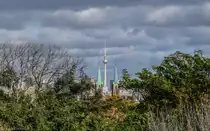 Vom Kreuzberg aus hat man einen interessanten Blick auf den Berliner Fernsehturm durch die beiden T�rme der Kirche St. Bonifacius hindurch. (18.10.2013)