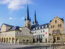 Zwei der bedeutendsten Saalfelder Geb�ude in einem Bild: einerseits die gotische Johanneskirche als gr��te Hallenkirche in Th�ringen, andererseits und etwas unscheinbar rechts im Bild die Marktapotheke, die gegen Ende des 12. Jahrhunderts erbaut wurde und damit nicht nur eines der �ltesten erhaltenen Geb�ude in Saalfeld ist, sondern auch das �lteste Apothekenhaus in Deutschland. (14.02.2013)