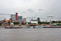 Hamburg - Landungsbrcken und Bro-/Geschftshuser im Hintergrund - 14.07.2013