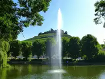 Staufen im Breisgau, der Stadtsee mit der Font�ne und der Burgruine, Aug.2013