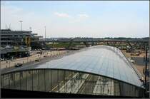 Blick auf das Glasdach des Flughafenbahnhofes von Kln. 30.7.2004 (Jonas)