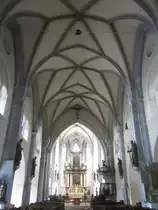 Friesach, Mittelschiff der Stadtkirche St. Bartholom�us, Netzrippengew�lbe, Hochaltar von 1679, sp�tbarocke Kanzel von 1790 (01.10.2013)