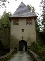 Oberw�lz, Torturm der Burg Rothenfels, bis 1803 Burg der Freisinger Bisch�fe, heute Privatbesitz (01.10.2013)