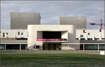 . Staatstheater Darmstadt -

Das groe Theaterbauwerk in Darmstadt wurde 1972 nach Plnen des Architekten Rudolf Prange fertiggestellt. In den Jahren 2002 bis 2006 wurde es durch die Architekten Lederer, Ragnarsdottir, Oei saniert. Dabei erhielt das bisher  gesichtslose  Bauwerk einen einen markanten Kopf als Eingangbau in Richtung Georg-Brchner-Platz, der 2010 von den selben Architekten umgestaltet wurde. Durch dieses Eingangsgebude wird das Theater in seine Umgebung eingebunden.

http://www.archlro.de/de/projects/projects-culture-and-church/hessian-state-theatre-darmstadt-2003-2006?order=years

24.10.2013 (Matthias)