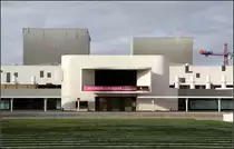 . Staatstheater Darmstadt -

Das groe Theaterbauwerk in Darmstadt wurde 1972 nach Plnen des Architekten Rudolf Prange fertiggestellt. In den Jahren 2002 bis 2006 wurde es durch die Architekten Lederer, Ragnarsdottir, Oei saniert. Dabei erhielt das bisher  gesichtslose  Bauwerk einen einen markanten Kopf als Eingangbau in Richtung Georg-Brchner-Platz, der 2010 von den selben Architekten umgestaltet wurde. Durch dieses Eingangsgebude wird das Theater in seine Umgebung eingebunden.

http://www.archlro.de/de/projects/projects-culture-and-church/hessian-state-theatre-darmstadt-2003-2006?order=years

24.10.2013 (Matthias)