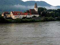 Hofarnsdorf in der Wachau, mit der Pfarrkirche zum Hl. Rupert, wird von einer morgendlichen Nebelfahne heimgesucht; 130830