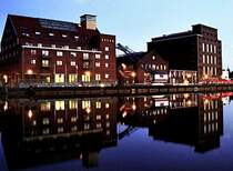 Duisburger Innenhafen (29. Juli 2001). Der Duisburger Innenhafen mit seinen Getreidespeichern und Mhlenbetrieben galt einmal als  Brotkorb des Ruhrgebiets . In den letzten Jahren begann der Wandel des innenstadtnahen Areals zu einem Zentrum urbanen Lebens. Lager- und Fabrikgebude verwandelten sich in Bros, Museen, Gastronomiebetriebe usw., die Ufer wurden zu Flaniermeilen. Der stliche Teil des Hafenbeckens wurde abgeteilt und dadurch zu einem kleinen See, weiter westlich wurde eine Marina angelegt.