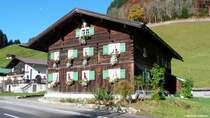 ber diesem ber 450 Jahren alten Walserhaus in Mittelberg an der Bdmerstrae nach Baad steht der Mond (Bezirk Bregenz, Land Voralberg/sterreich, Oktober 2013)