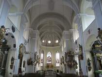 Judenburg, Langschiff der St. Nikolaus Kirche, Rokokokanzel von 1781, Pfeilerfiguren der 12 Apostel von Balthasar Brandsttter (03.10.2013)