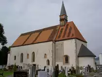 Knittelfeld, Pfarrkirche St. Johann der T�ufer im Felde, Ein aus Sandsteinquadern gef�gter Bau im romanischen Stil, Quadratischer Chor mit Rundapsis (03.10.2013)