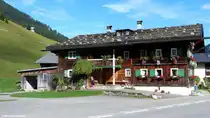 450 Jahren altes Walserhaus in Mittelberg an der B�dmerstra�e nach Baad (Bezirk Bregenz, Land Voralberg/�sterreich, Oktober 2013)