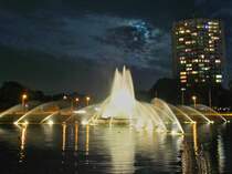 Der groe Springbrunnen am Aachener Europaplatz am Abend des 18.10.2013