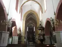 Murau, Langschiff der St. Matth�us Kirche, Fresken aus dem 14. Jahrhundert, barocker Hochaltar mit gotischer Kreuzigungsgruppe von 1500 (03.10.2013)