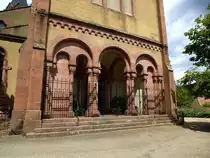 Buhl in den s�dlichen Vogesen, die Ostseite der Johanniskirche mit der Eingangshalle, Aug.2013