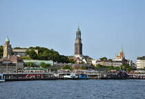 Hamburg - Landungsbrcken und Mitte hinten St. Michaelius-Kirche (Michel) -  12.07.2013