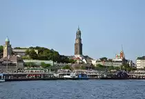Hamburg - Landungsbr�cken und Mitte hinten St. Michaelius-Kirche (Michel) -  12.07.2013