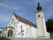 Bleiburg, St. Petrus und Paulus Kirche, sptgotisch, erbaut im 15. Jahrhundert, 
Westfassade mit neugotischem Arkadenvorbau aus dem 19. Jahrhundert (04.10.2013)