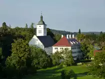 K�nigseggwald, Blick zur sp�tgotischen St.Georg-Kirche und den Konventbau des ehemaligen Klosters, Aug.2013