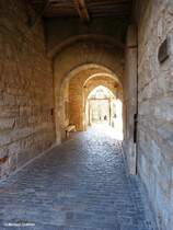 Durchgang durch das Burgtor im Sden der ueren Stadtmauer in Rothenburg ob der Tauber (Oktober 2013)