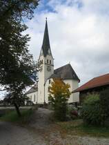 Sachsenkam, Pfarrkirche St. Andreas, barockisierter Saalbau, sdlicher Spitzhelmturm (06.10.2013)