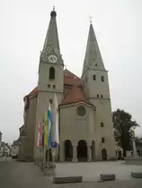 Beilngries, Pfarrkirche St. Walburga, Neubarocke Doppelturmanlage, Saalkirche mit 
Steildach, erbaut von 1912 bis 1913 durch Wilhelm Spannagel (02.11.2013)