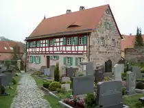 Rosstal, Ev. Mesnerhaus, zweigeschossiger Satteldachbau, erbaut im 18. Jahrhundert (02.11.2013)