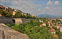 <U>Bergamo.</U>

Im Oktober 2013. 

Blick ber die beeindruckende Stadtmauer. Sommer 2013.
