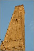 Einer der beiden Trme (due Torre) reicht weit in Himmel von Bologna.
13. Nov. 2013