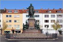 Bremerhaven. Das Brgermeister-Smidt-Denkmal auf dem Theordor-Heuss-Platz erinnert an den Bremer Brgermeister Johann Smidt, der dem Knigreich Hannover ein Stck Land an der Geestemndung abkaufte und dort 1827 Bremerhaven grndete. Getrbt wird sein heutiges Ansehen durch seine antijdische Haltung und Politik. 29.09.2013