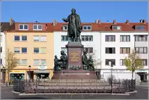 Bremerhaven. Das B�rgermeister-Smidt-Denkmal auf dem Theordor-Heuss-Platz erinnert an den Bremer B�rgermeister Johann Smidt, der dem K�nigreich Hannover ein St�ck Land an der Geestem�ndung abkaufte und dort 1827 Bremerhaven gr�ndete. Getr�bt wird sein heutiges Ansehen durch seine antij�dische Haltung und Politik. 29.09.2013