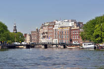 Amsterdam - einer der Brcken ber die Amstel und Wohnbauten - 23.07.2013