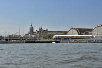 Amsterdam - rechts Hauptbahnhof und dahinter/mittig die  Basilikum van de Nicolaas  -  23.07.2013