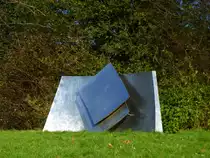 Freiburg-Landwasser, die Gro�plastik aus Edelstahl  Meditationstafel  vom K�nstler van Look, im Park am Moosweiher, Nov.2013