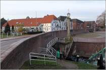 Hooksiel. Das Siel wurde 1885 in der jetzigen Form erbaut. Es ermglicht den natrlichen Binnenwasserabfluss ins Meer. Zu sehen ist auch die alte Hafenlaterne. 26.11.2013