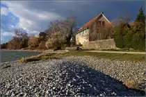<U>Lichtspiele in Konstanz</U>

Es gibt einige nette Villen am See, aber dieses Haus bietet die wohl beste Wohnlage in Konstanz. Von hier ist der Blick auf die mittelalterliche Skyline von Konstanz nicht nur bei Sonnenunterg�ngen spektakul�r, auch ein Blick zur�ck lohnt sich im  eigenartigen Licht durch Xavers Ausl�ufer gestaltet. Dezember 2013. 