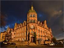 <U>Lichtspiele in Konstanz</U>

Whrend Xaver den Bodensee streift, werden die Wolken extrem dunkel, aber das Licht kommt von Sdwesten ungehindert durch. Die Fassade des besonders prchtig gestalteten Hauses an der Seestrae wird durch dieses Licht fast surreal dargestellt. Dezember 2013. 