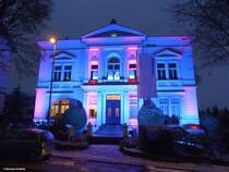 Angeleuchtete Villa im Briller Viertel in Wuppertal bei leichtem Schneefall, dem ersten in diesen Monat hier (NRW, Dezember 2013)