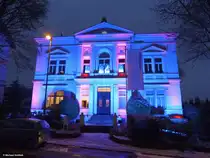 Angeleuchtete Villa im Briller Viertel in Wuppertal bei leichtem Schneefall, dem ersten in diesen Monat hier (NRW, Dezember 2013)