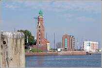 Alt und neu am Neuen Hafen in Bremerhaven: der Simon-Loschen-Turm (Leuchtturm) hat ein neues Wohngebude, das auch den Blick auf die Weser ermglicht und ganz rechts das Boarding-House der Lloyd's Marina als neue Nachbarn bekommen. Aufnahmedatum: 05.08.2007