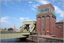 Eine der beiden Hubbrcken ber die Verbindung von Altem und Neuen Hafen in Bremerhaven. Im Hintergrund ist der Simon-Loschen-Turm zu sehen. Aufnahmedatum: 05.08.2007