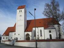 Aubing, St. Quirin Kirche, romanischer Turm aus dem 13. Jahrhundert, Kirchenschiff erbaut 1489 (09.12.2012)