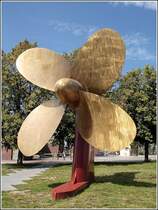 Eine Schiffsschraube ist als Werbetr�ger f�r das Deutsche Schifffahrtsmuseum in Bremerhaven in der N�he des Deutschen Auswandererhauses aufgestellt. Aufnahmedatum: 05.08.2007