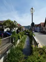 Friesenheim, der Friesenheimer Dorfbach durchquert den Ort entlang der Hauptstra�e, Juni 2013
