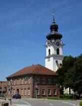 Friesenheim, Blick zur Kirche St.Laurentius, Juni 2013