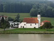Filialkirche St-Peter in Pyrawang (Gde. Esternberg) liegt am rechten Donauufer,;  bei einer Innenrestaurierung wurden Reste einer gotischer Wandmalerei aus dem 14. Jhdt. freigelegt; 130831