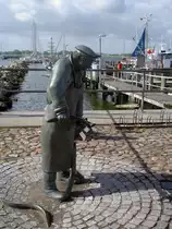Maasholm, Bronzestatue Peter Aal, seit 1999 wacht er �ber den Hafen (24.05.2011)