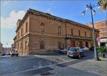 Lwenberg - frher Monteleone, seit 1928 wieder mit dem rmischen Namen Vibo Valentia versehen.

Palazzo nahe des Provinzregierungssitz'. Sommer 2013.