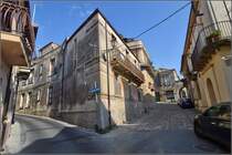 Lwenberg - frher Monteleone, seit 1928 wieder mit dem rmischen Namen Vibo Valentia versehen.

Scheideweg an der Via San Michele. Sommer 2013.