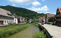 Schiltach, Blick entlang der Schiltach, die dem St�dtchen ihren Namen gab, Juni 2013